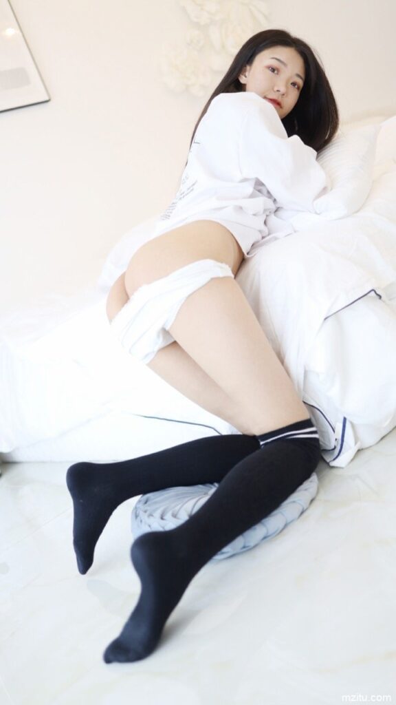 脱个精光躺倒床上，JK软妹张小妮皮肤白皙水嫩极致-嘿次元